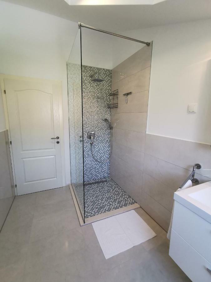New Apartments 9 Minutes From Split Airport คาชเตลา ภายนอก รูปภาพ