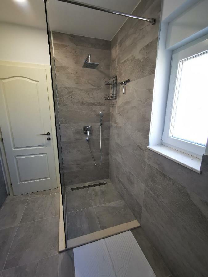 New Apartments 9 Minutes From Split Airport คาชเตลา ภายนอก รูปภาพ
